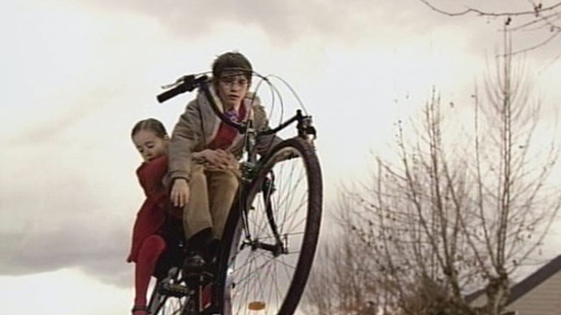 Carlitos y Luc&iacute;a tienen que escapar