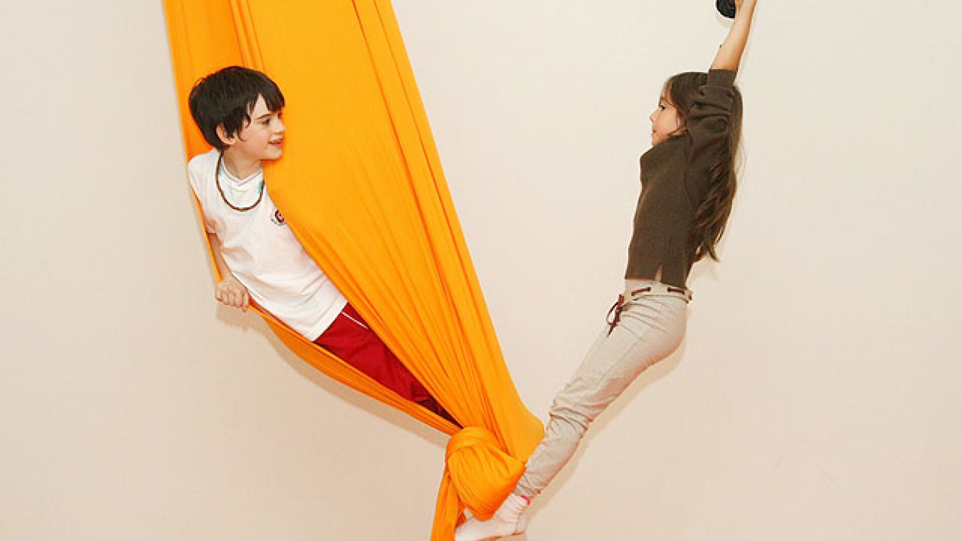 Carlitos y Luc&iacute;a juegan en el circo