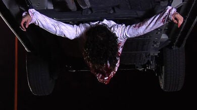 Así se hizo la secuencia de la novicia crucificada bajo el coche de Paco