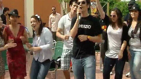 Todos participan en la grabaci&oacute;n