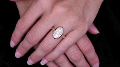 El anillo de compromiso entre Edward y Bella... al alcance de cualquier mano