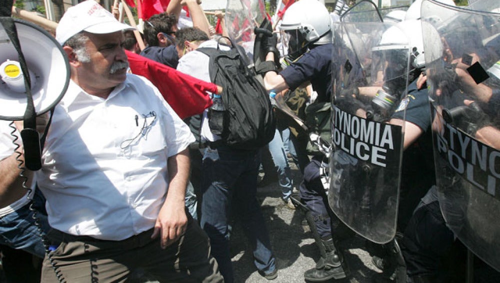 Manifestantes contra la policía