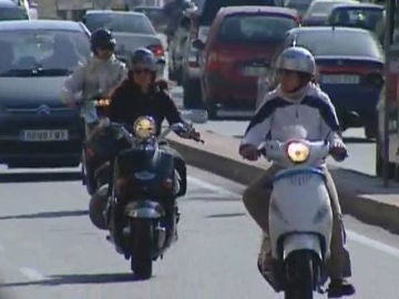 Un peatón atropella a un motorista
