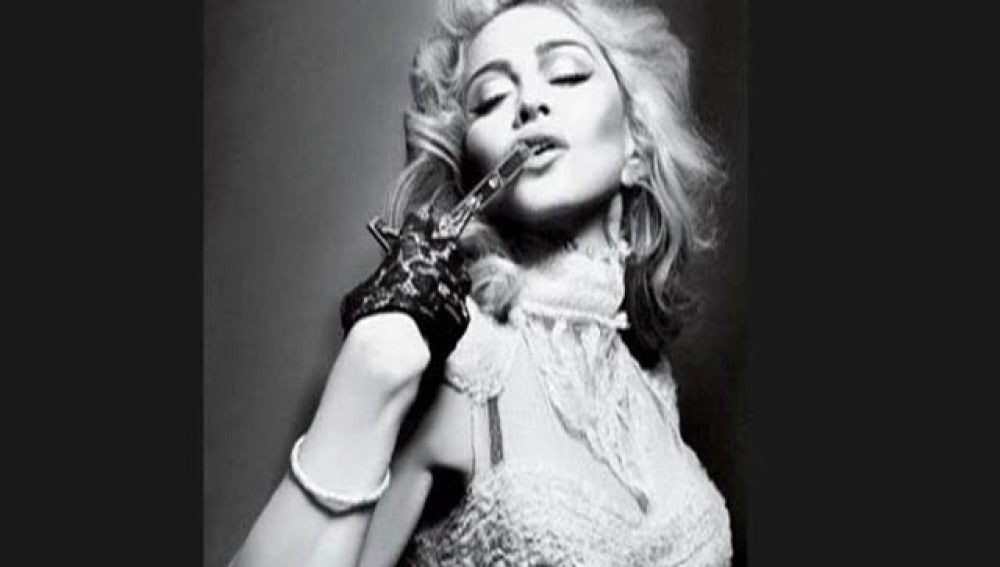 Madonna luce sexy con un crucifijo
