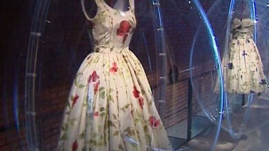 Bilbao expone 35 obras de arte del modisto Balenciaga