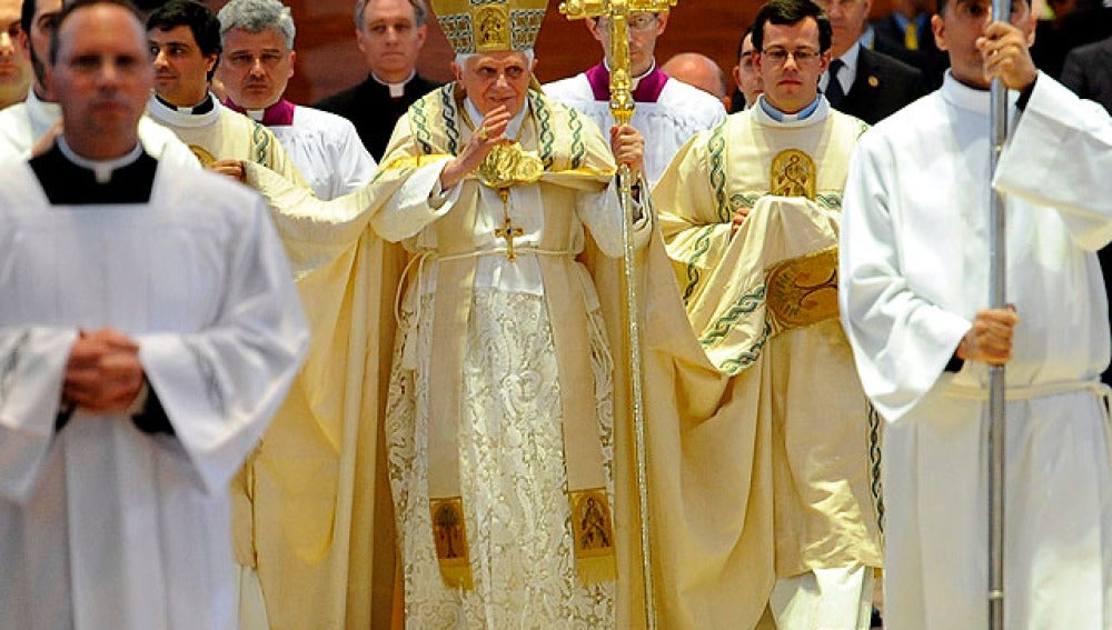 Benedicto XVI durante su visita a Portugal