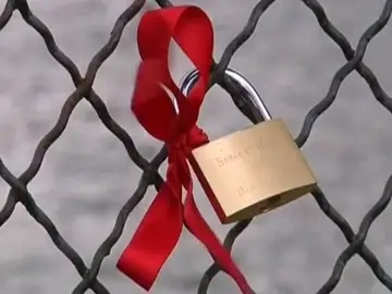 Quitan los candados del amor de París Quitan los candados del amor de París