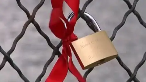Quitan los candados del amor de París Quitan los candados del amor de París