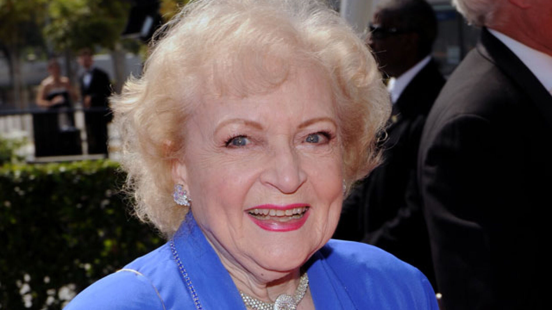 Betty White es apoyada para los Oscar