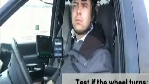 'Mira mamá, ¡sin manos!' 'Mira mamá, ¡sin manos!'