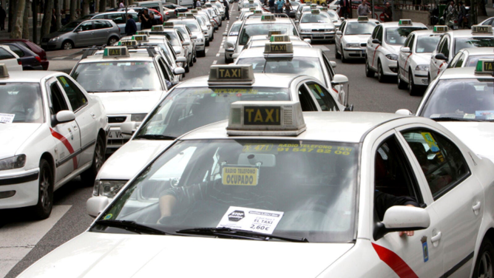 Los taxistas de Madrid deberán ir bien vestidos y tener terminada la ESO