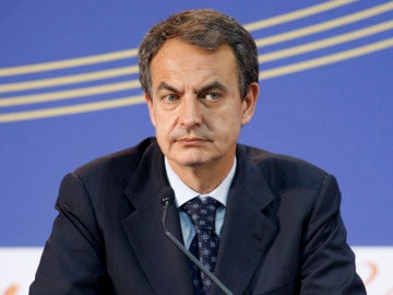 Zapatero plantea subir los impuestos