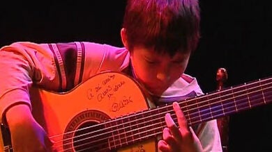 Un maestro de la guitarra con sólo 10 años