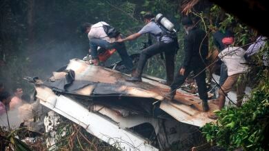 Ocho supervivientes en un accidente aéreo en la India con 166 personas 