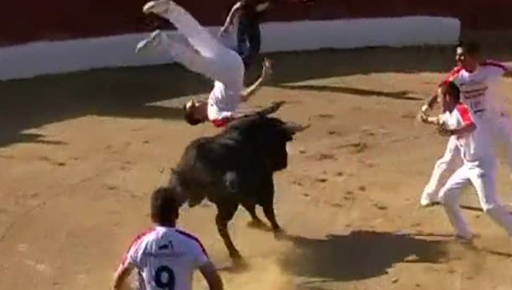 Grave cogida a un recortador en Navarra