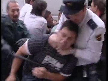 Su padre asesinó a su madre Su padre asesinó a su madre