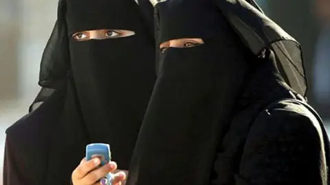 Lleida prohíbe el burka Lleida prohíbe el burka