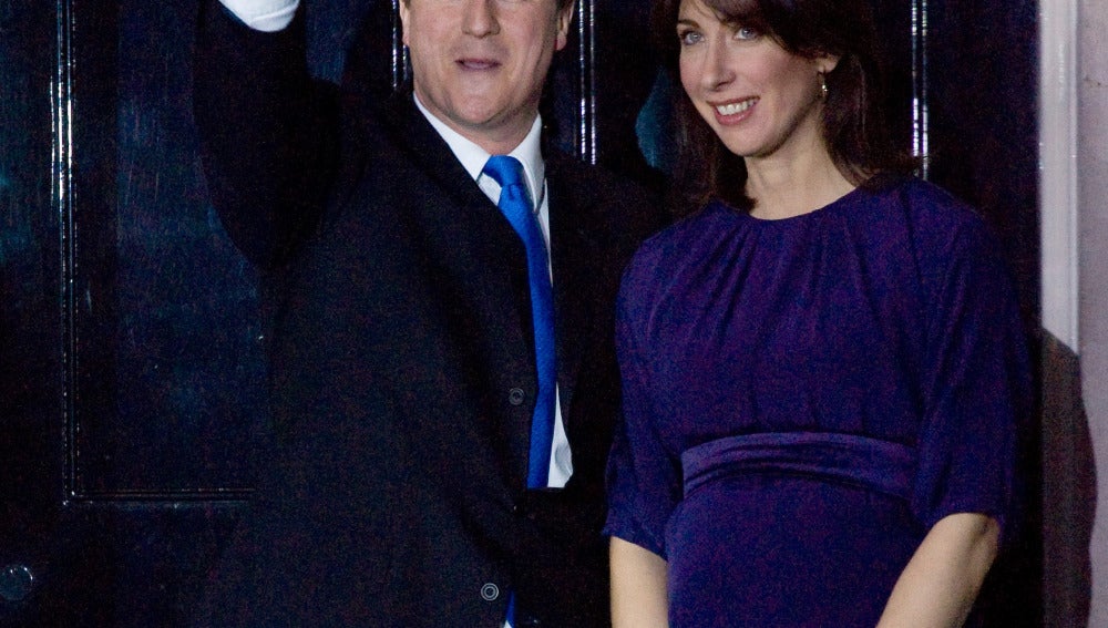David Cameron y su mujer en Downing Street