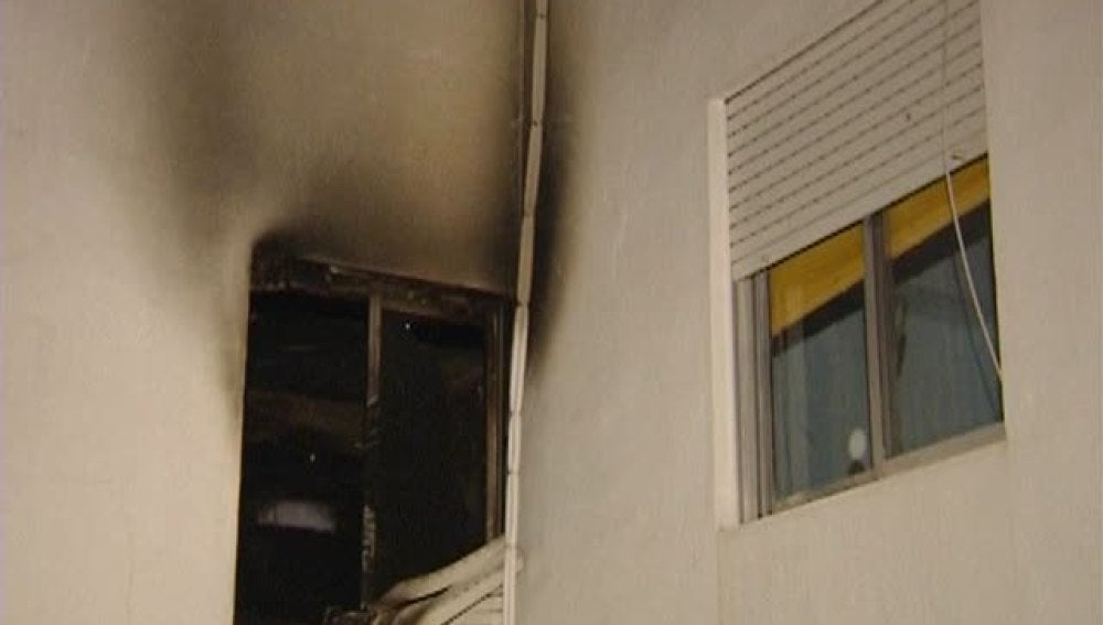 Dos menores intoxicados en el incendio de su casa