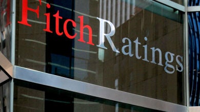 Fitch rebaja dos escalones la calificación de la deuda española