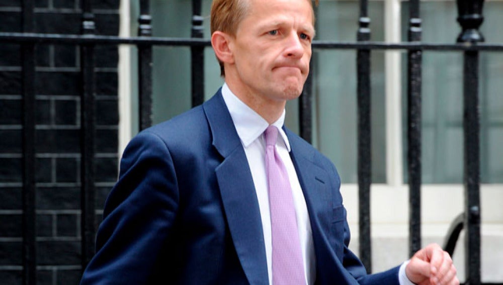 Dimite el titular del Tesoro del Gobierno de coalición británico