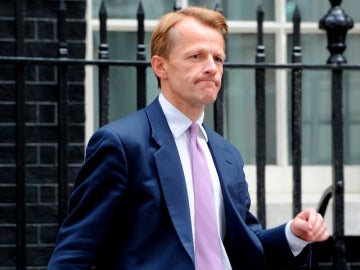 Dimite el titular del Tesoro del Gobierno de coalición británico