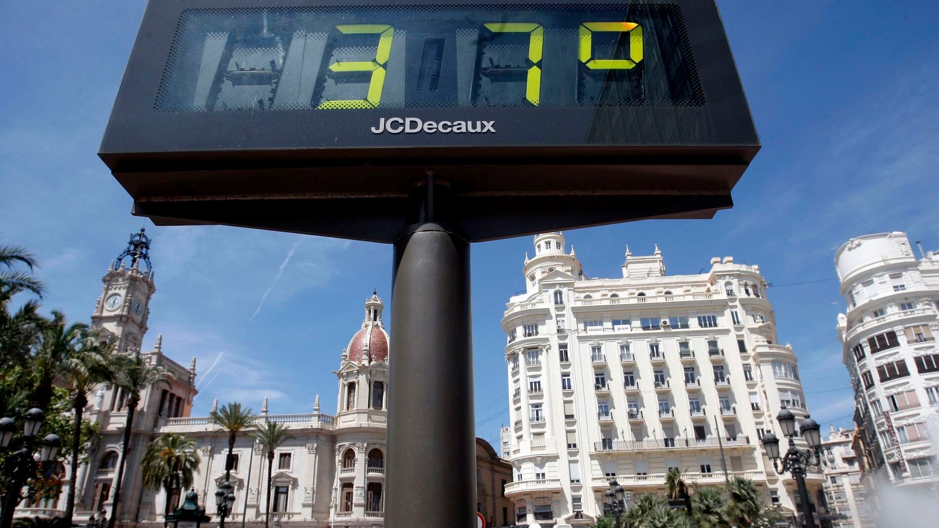 Term&oacute;metro en la calle