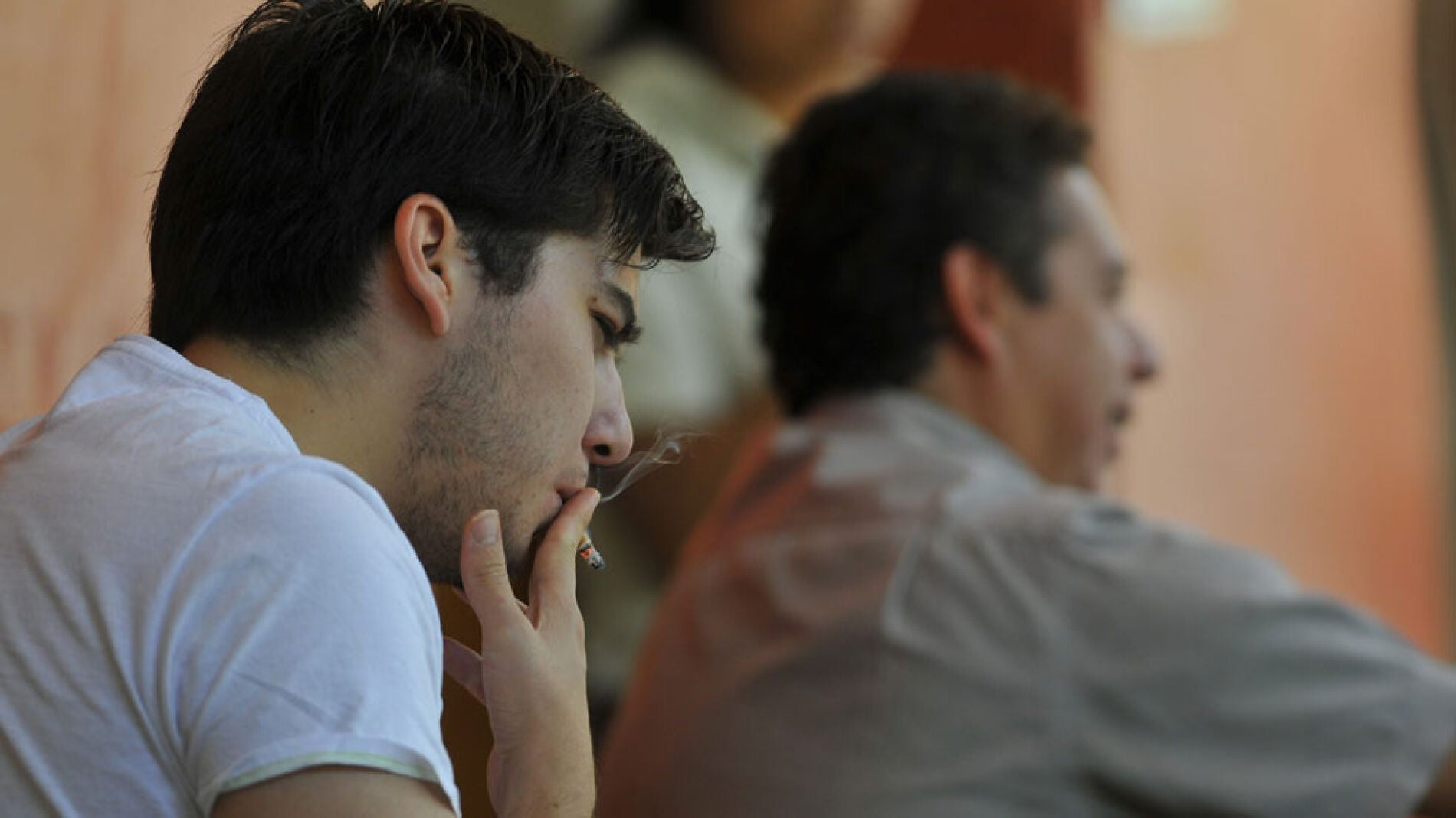 Un hombre fumando