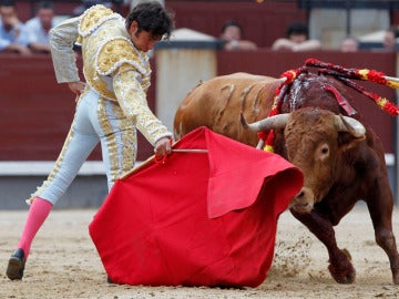 Cayetano durante la faena