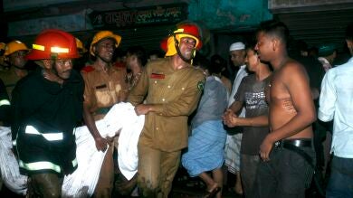 Más de 70 personas mueren en un incendio en Bangladesh