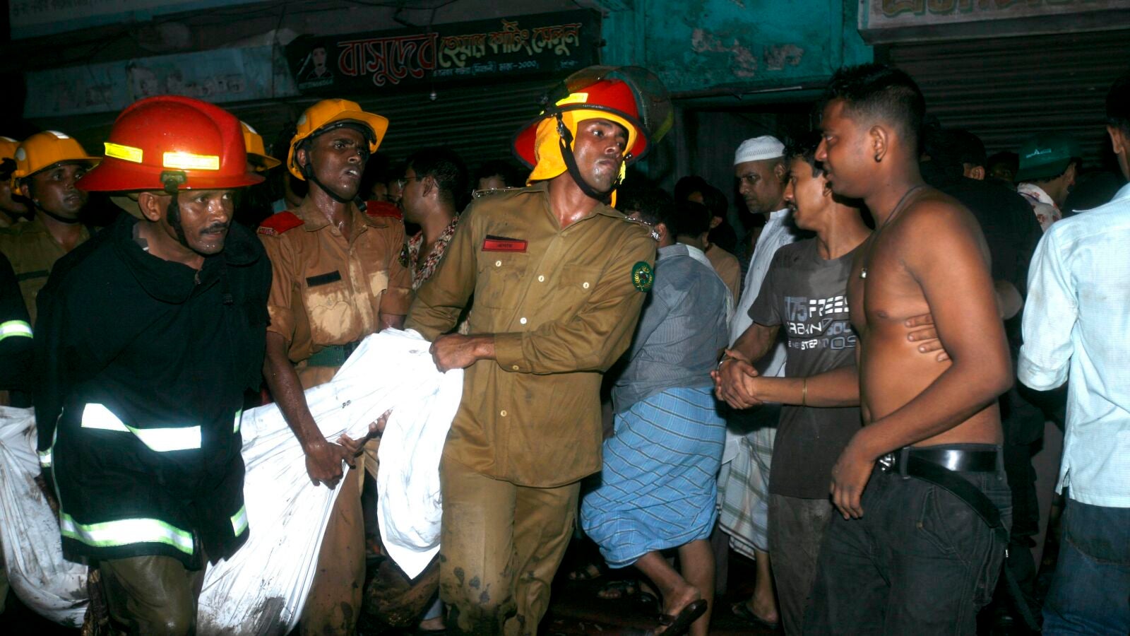 Más de 70 personas mueren en un incendio en Bangladesh