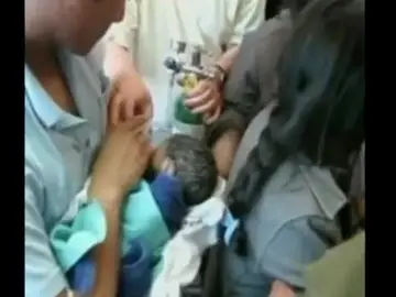 Nacimiento de un niño en un tren Nacimiento de un niño en un tren