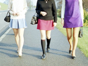 Varias mujeres vistiendo minifaldas