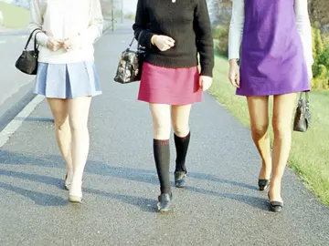 Varias mujeres vistiendo minifaldas Varias mujeres vistiendo minifaldas