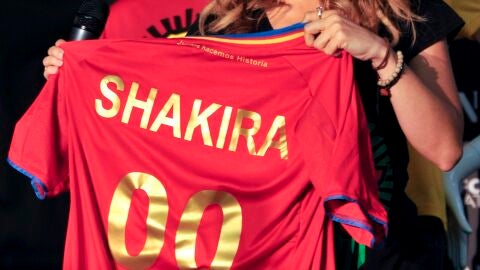 Shakira, con la camiseta de la selecci&oacute;n espa&ntilde;ola