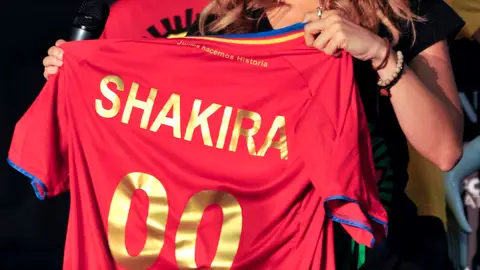 Shakira, con la camiseta de la selección española Shakira, con la camiseta de la selección española