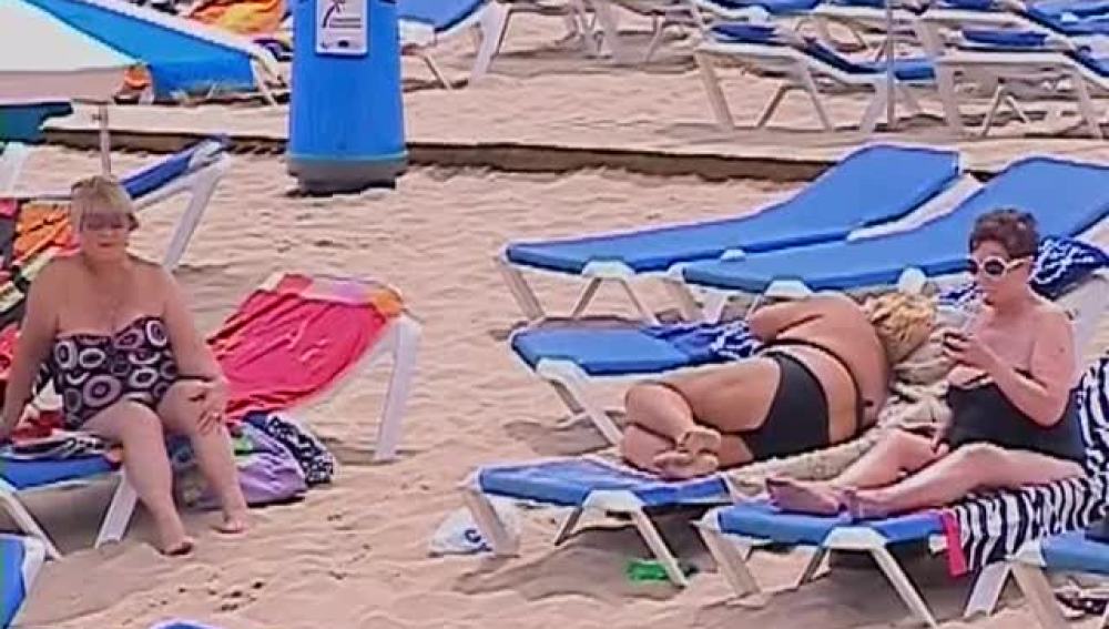 Europeos disfrutando de las playas españolas