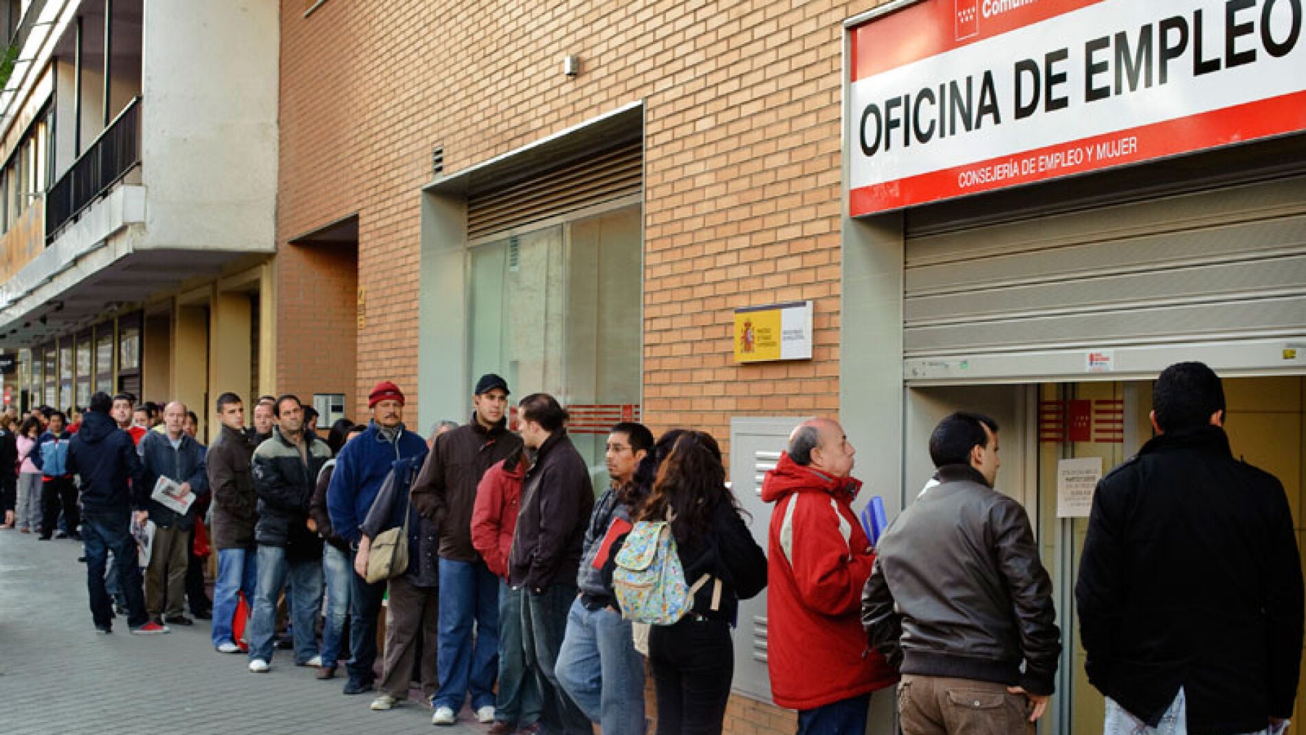 Colas ante la oficina del INEM