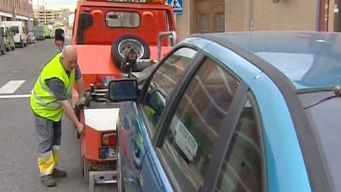 La gr&uacute;a se lleva un coche 