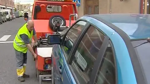 La grúa se lleva un coche La grúa se lleva un coche