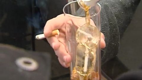 Los j&oacute;venes y el botell&oacute;n