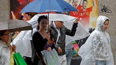 La lluvia anega un camping en Lleida