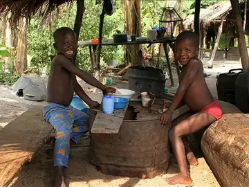Niños africanos trabajando Niños africanos trabajando