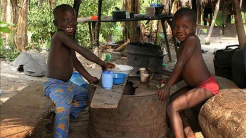 Ni&ntilde;os africanos trabajando