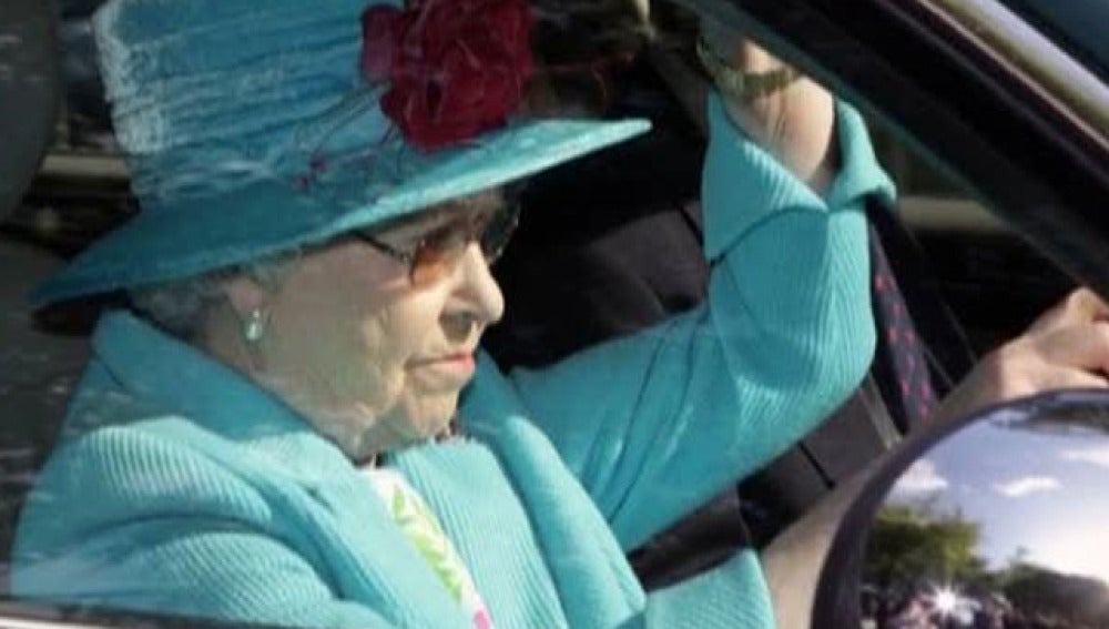 Isabel II, pillada sin el cinturón