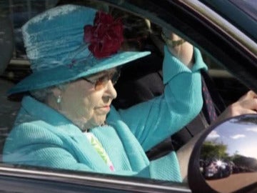 Isabel II, pillada sin el cinturón