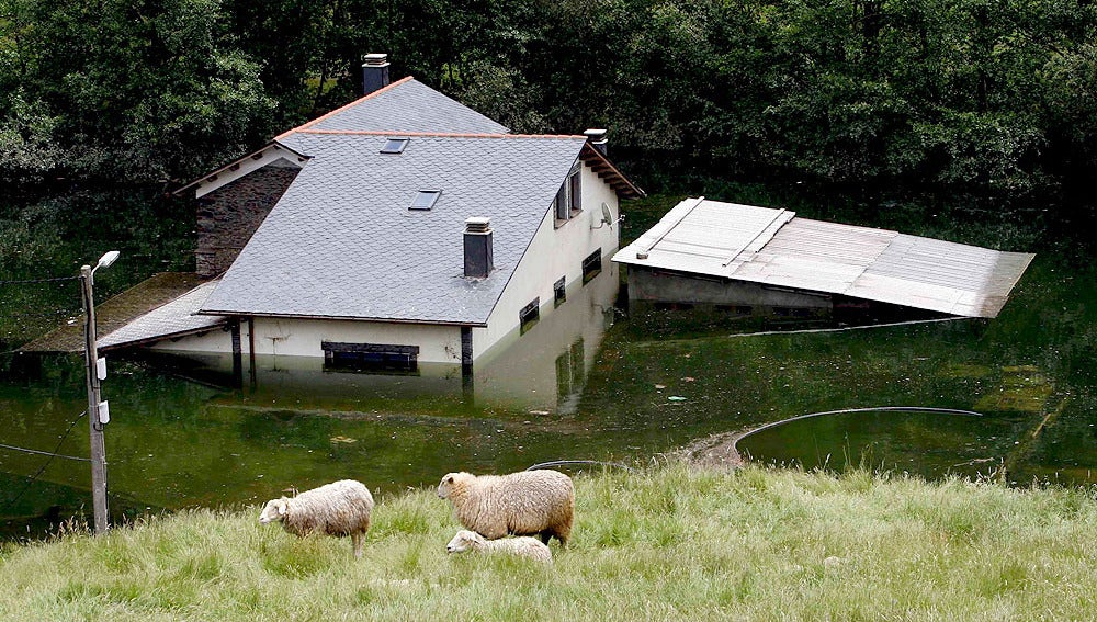 Vivienda inundada en El Bao (Asturias)