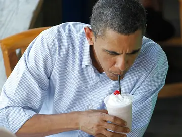 Obama disfruta de un helado Obama disfruta de un helado