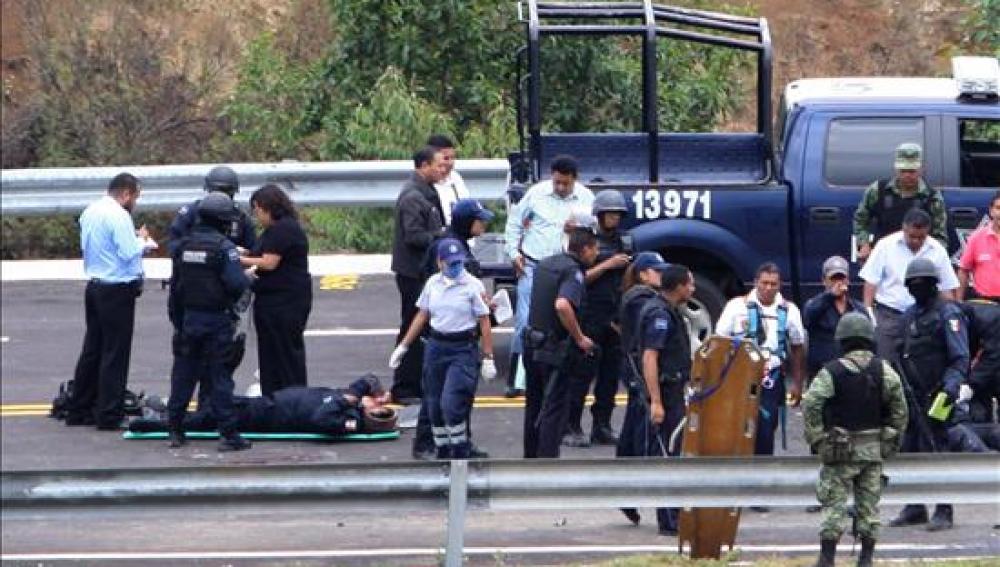 Militares observan el lugar del ataque