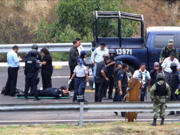 Militares observan el lugar del ataque